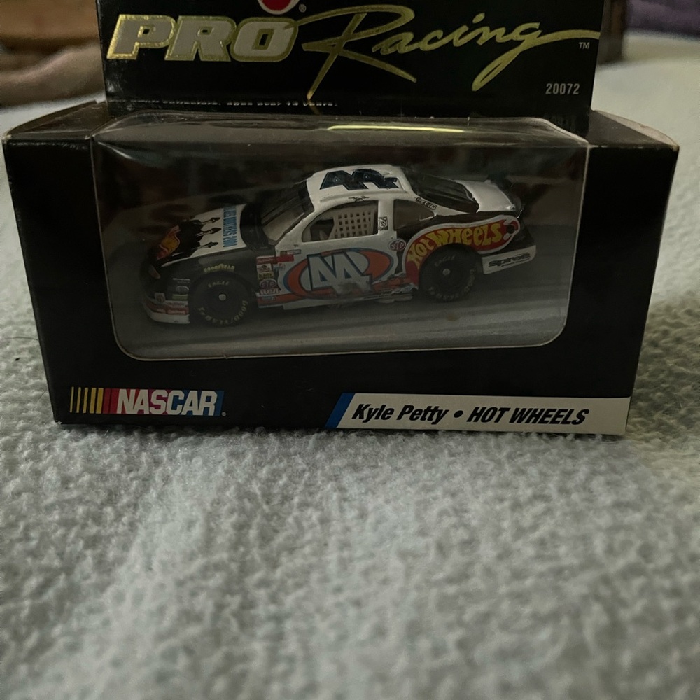 1998 Hot Wheels NASCAR Pro  Racing Die-Cast Car Kyle Petty - Picture 2 of 3